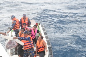 Cứu 5 ngư dân tàu cá Bình Định gặp nạn trên biển