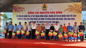 Đồng chí Nguyễn Hòa Bình thăm, tặng quà Tết tại tỉnh Bình Định